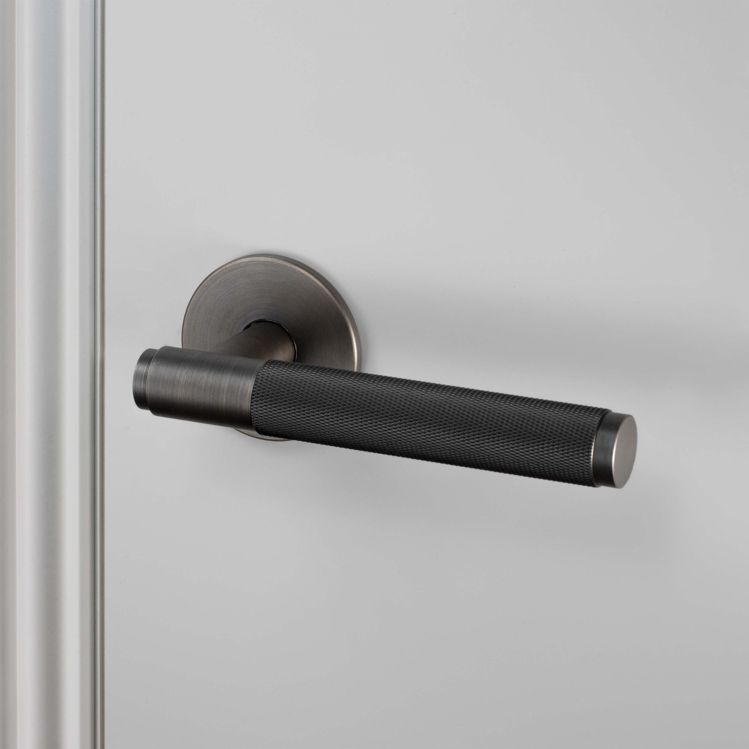 https://www.busterandpunch.com/us/wp-content/uploads/sites/2/2020/03/1.-BusterPunch_Door_Handle_Right_Fixed_Smoked_Bronze-1-scaled.jpg